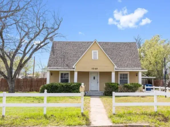 1203 8th St, Brownwood, TX 76801