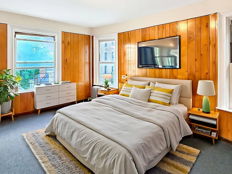 MASTER BEDROOM (STAGED)