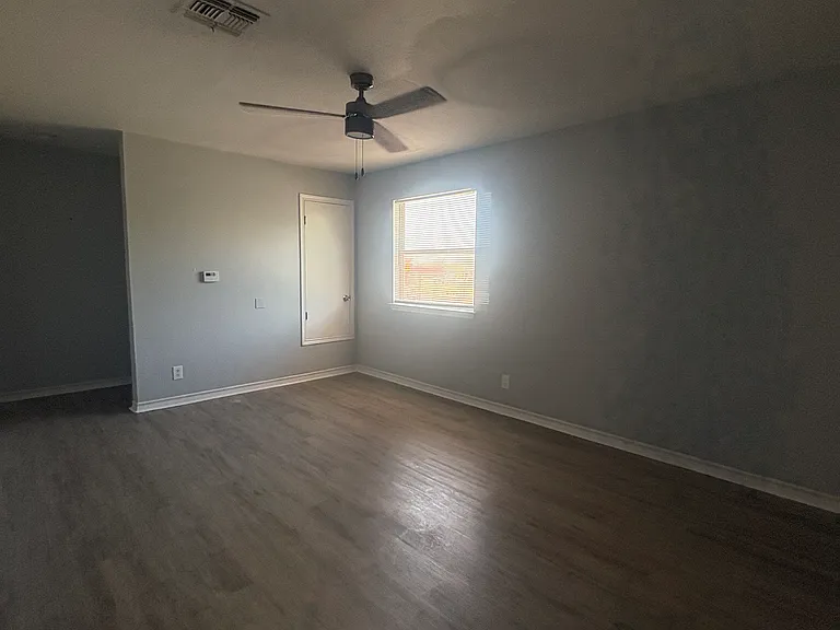 1105 New Laredo Hwy #201 — Photo 5