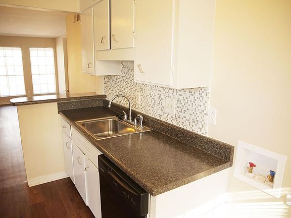 Kitchen (w/ washer & dryer hookups)