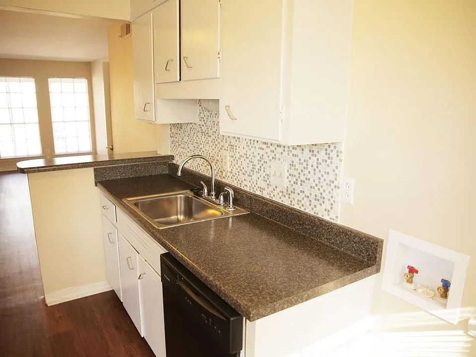 Kitchen (w/ washer & dryer hookups)