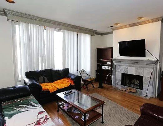3rd image of 1465 W Thomas St Frnt 1
