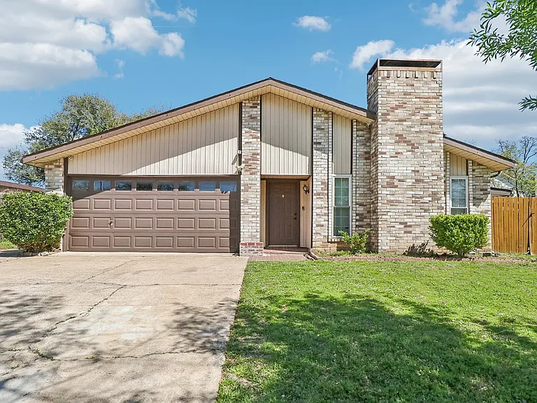 3216 Red Oak Ln — Photo 1