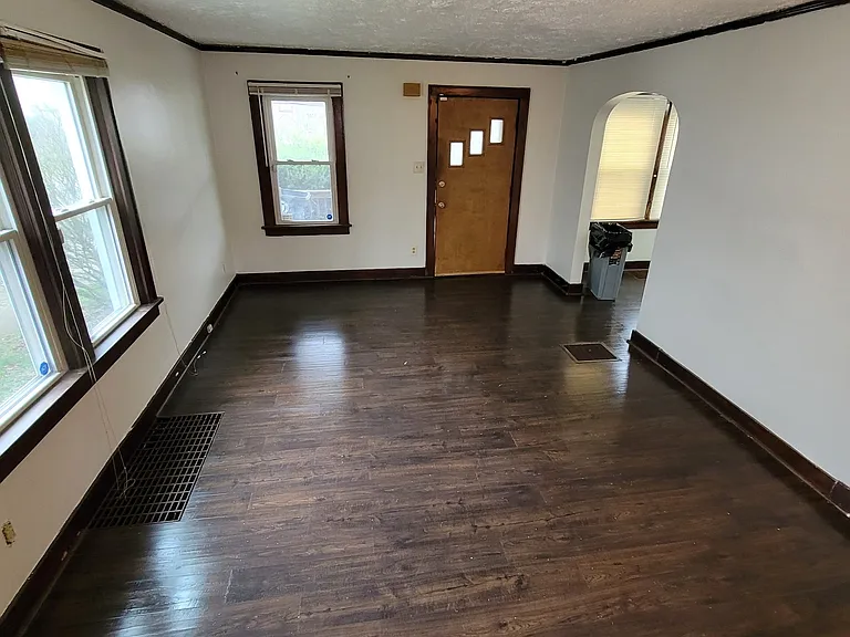 1213 Herman Ave — Photo 2