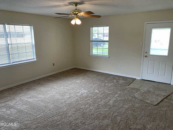 3rd image of 10 Fleetwood Dr