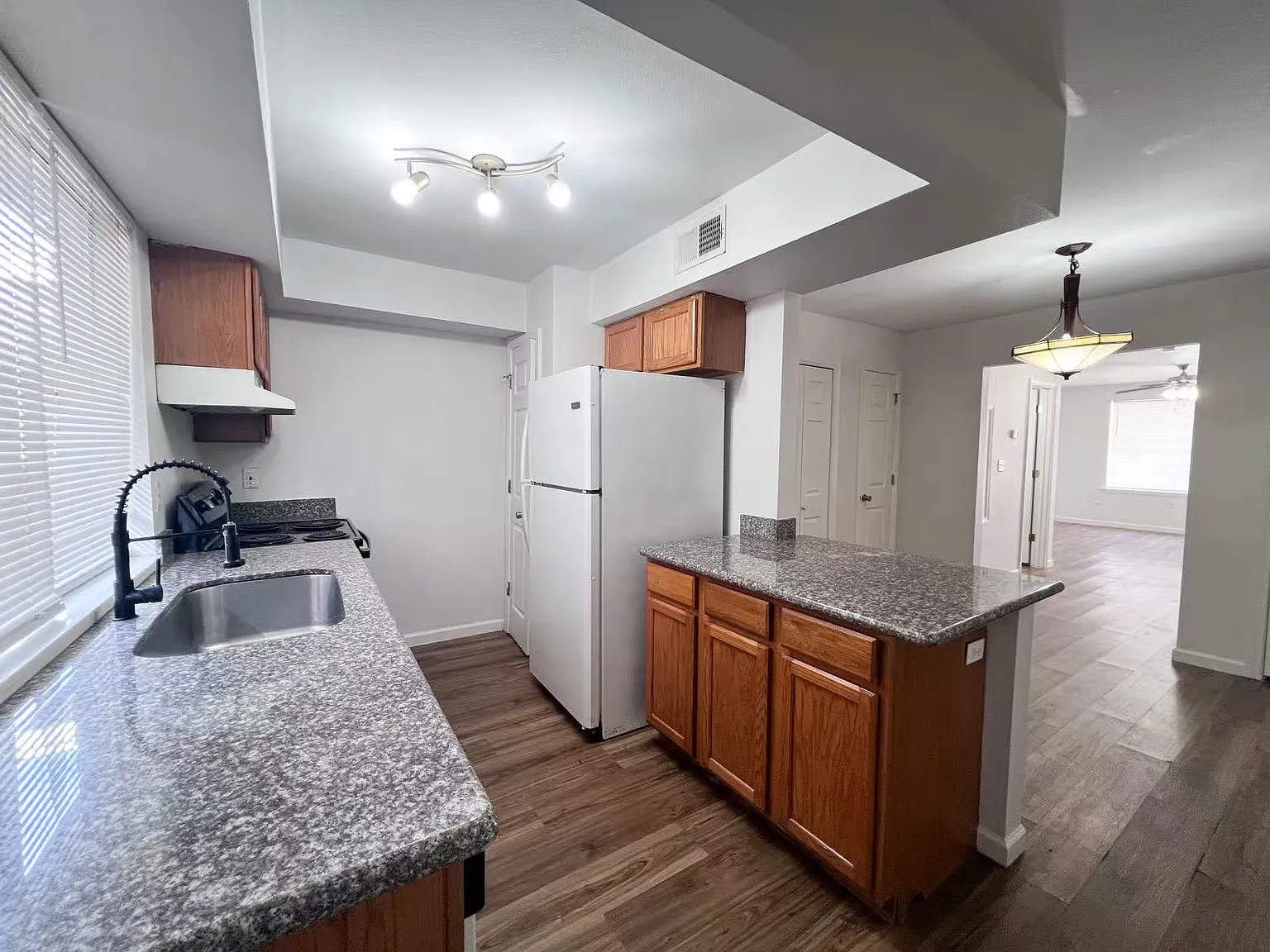807 Vouray Dr — Photo 2