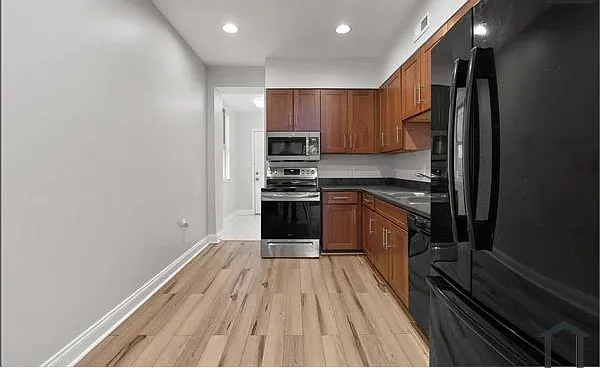 200 N Glover St — Photo 2