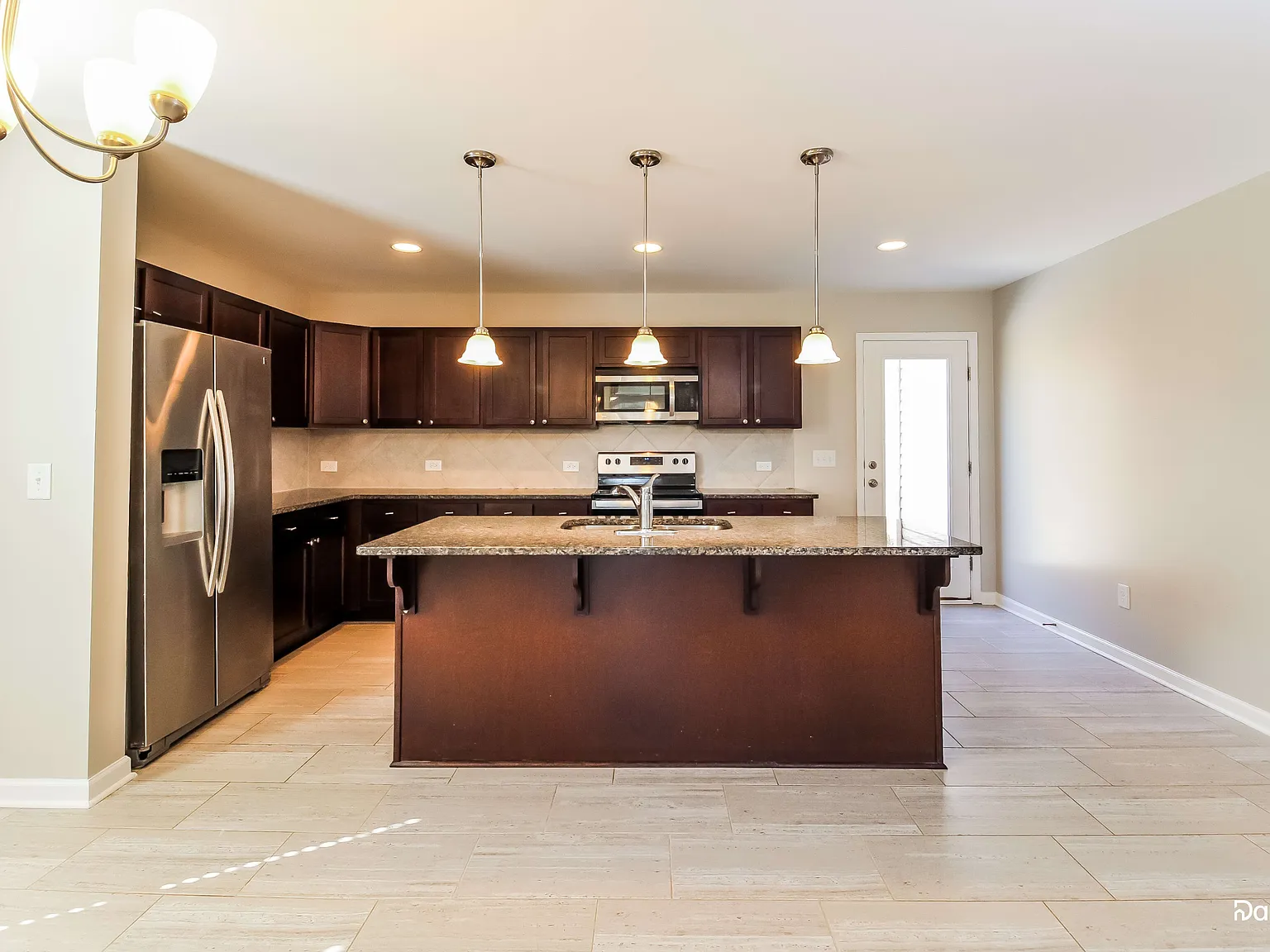5 bed, 3.0 bath, 2021 sqft, $2,450 — Photo 2