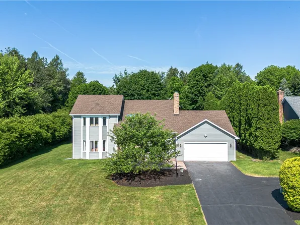 29 Ironwood Dr, Fairport, NY 14450