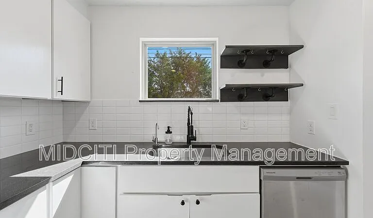 1198 Green Hill Dr — Photo 5