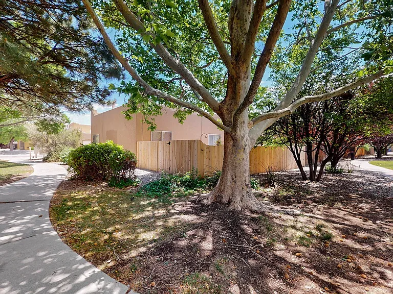 243 Glenridge Park Ln NE — Photo 2