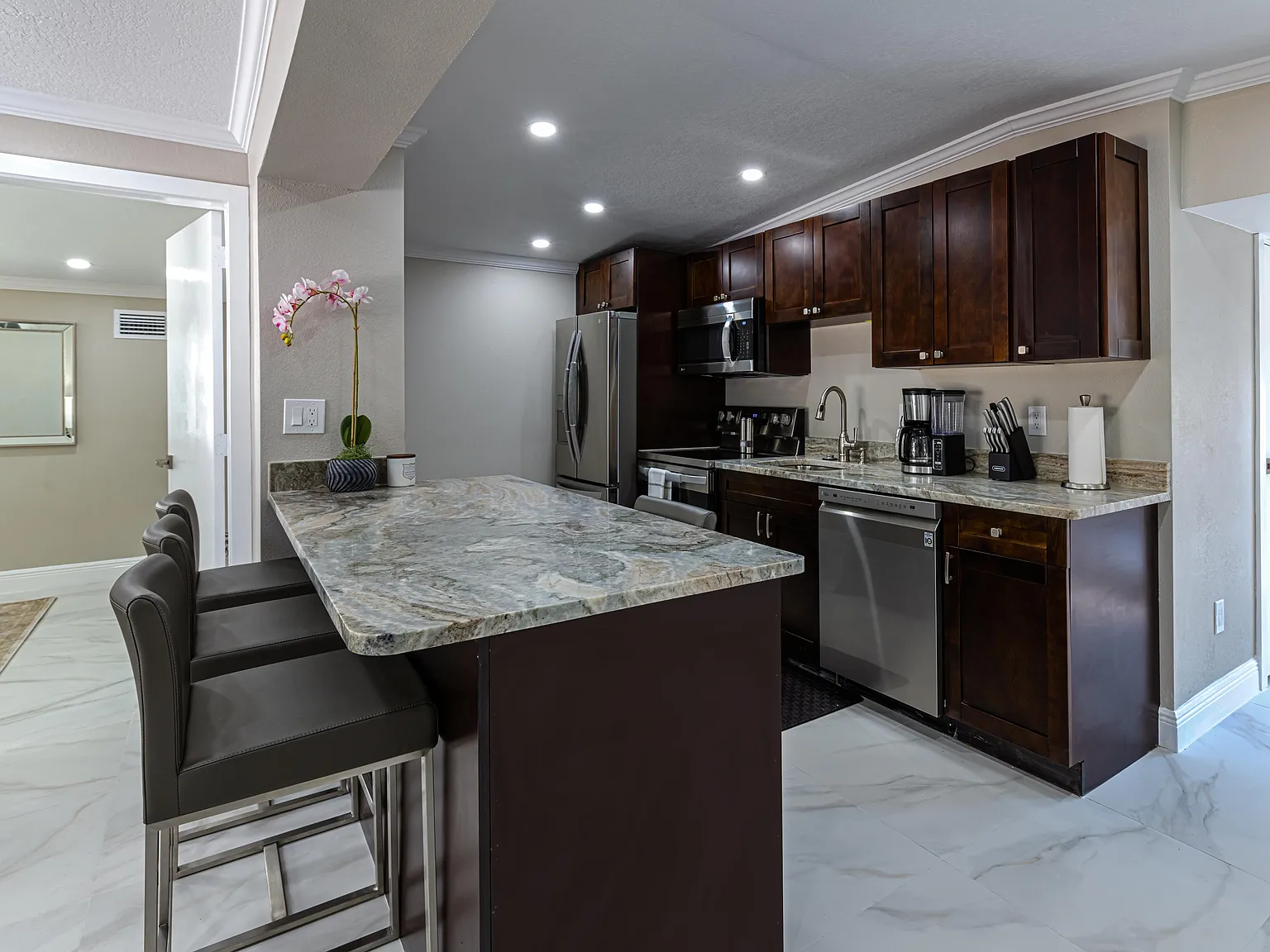 2 bed, $4,000 — Photo 4