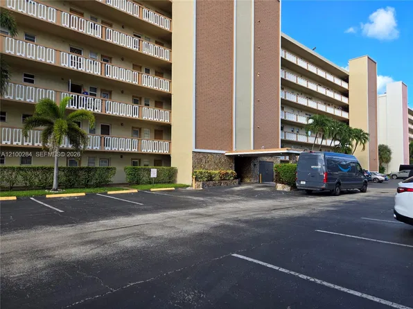 900 NE 12th Ave APT 608, Hallandale, FL 33009
