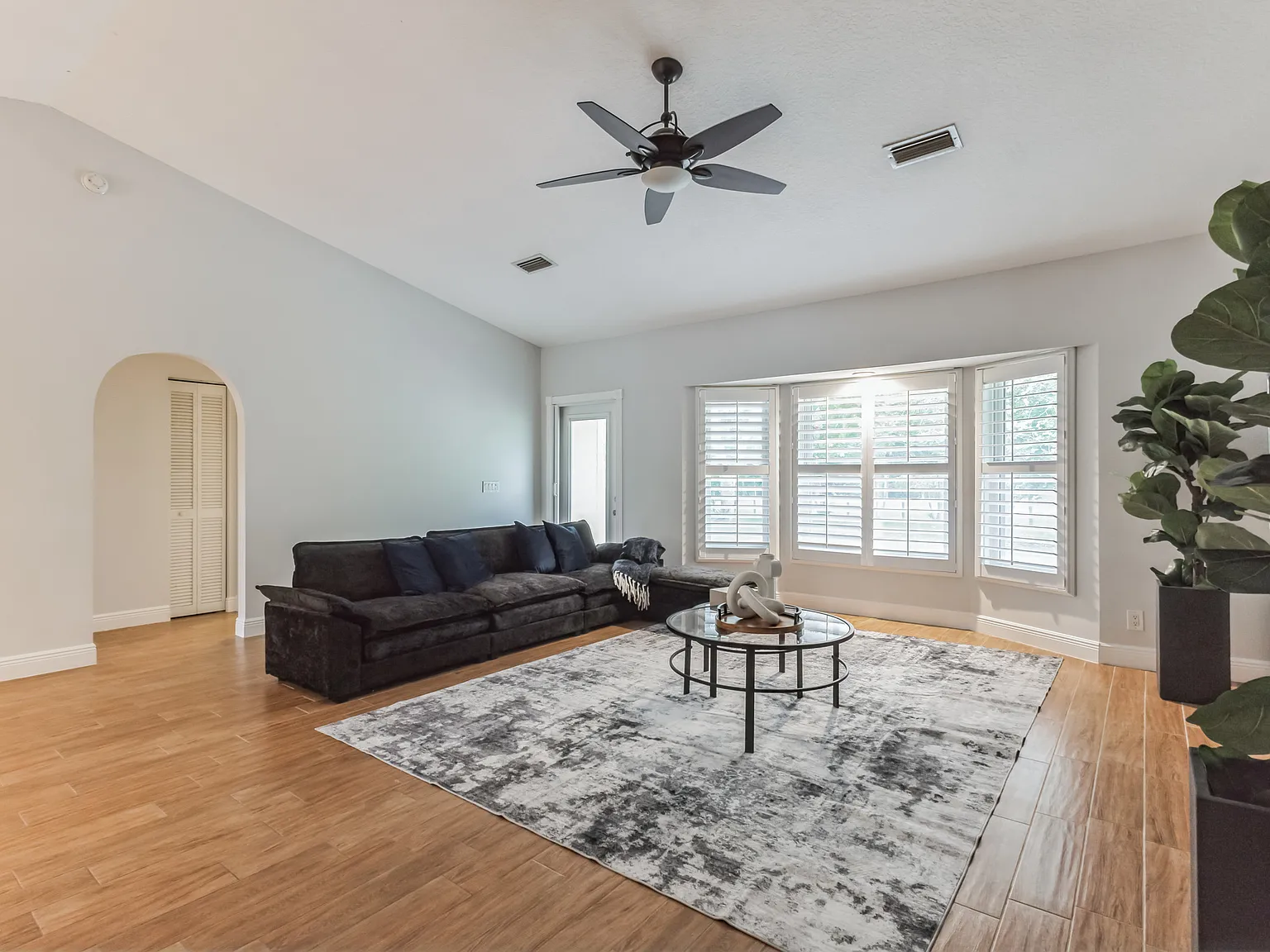 3 bed, 1823 sqft, $5,999 — Photo 2