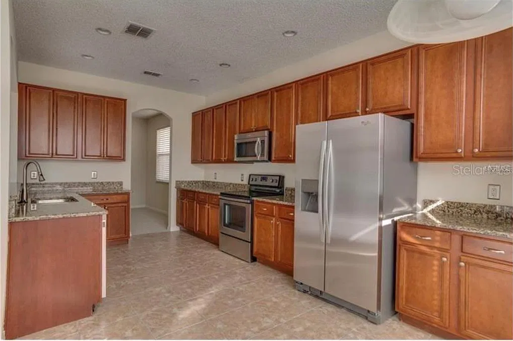 5 bed, 4.0 bath, 3677 sqft, $3,300 — Photo 3