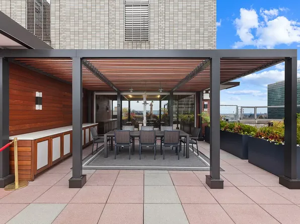 300 East 40th Street image 11 of 18