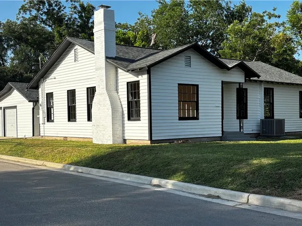 904 Bismark St, Seguin, TX 78155