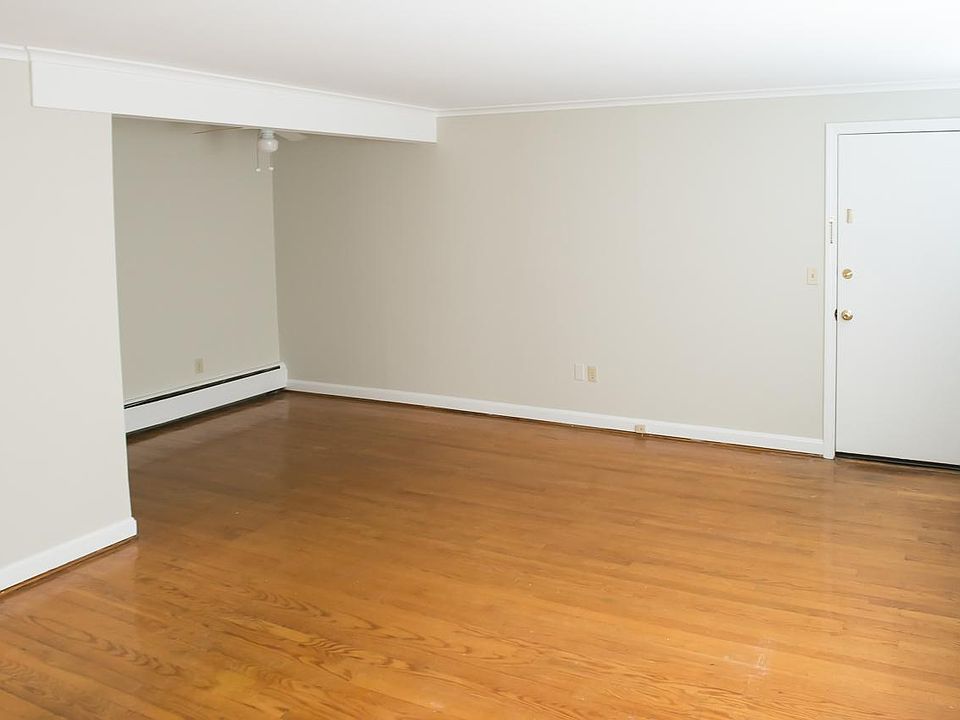 Living Room/Dining Area