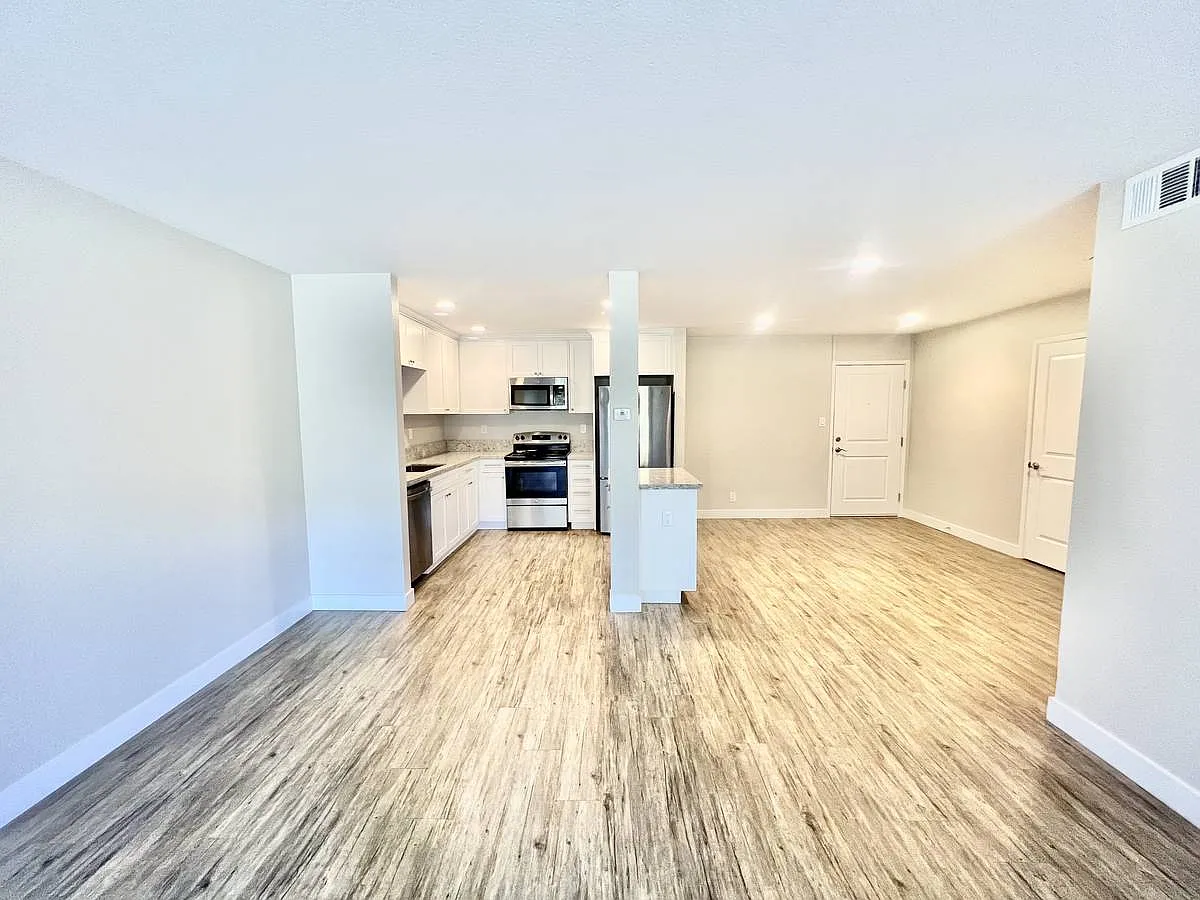 2 bed, 1050 sqft, $4,450 — Photo 3