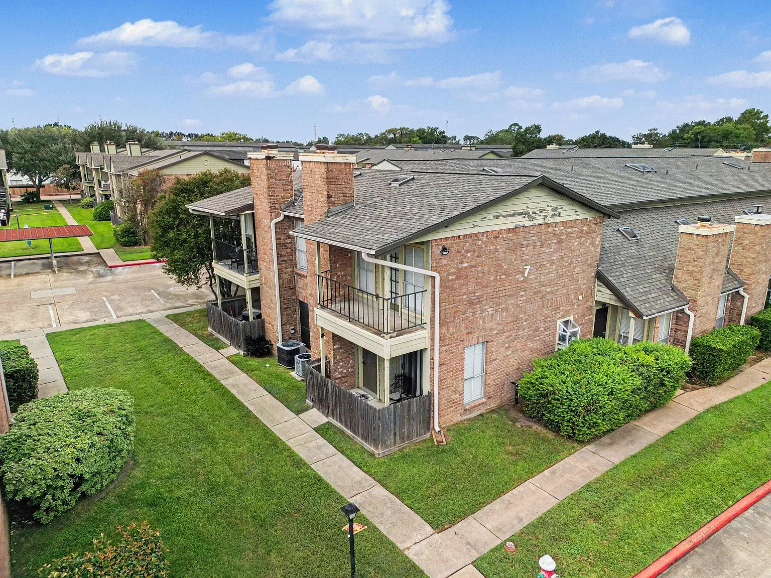 1 bed, 1.5 bath, 932 sqft, $1,400 — Photo 2