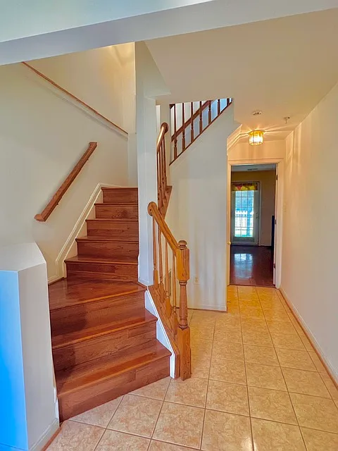 3 bed, 2.5 bath, 2200 sqft, $2,700 — Photo 2