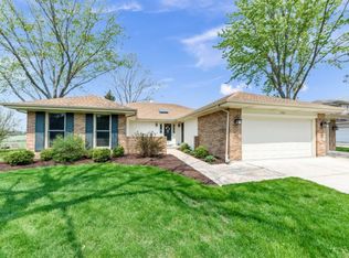 1938 Morton Rd, Lisle, IL 60532