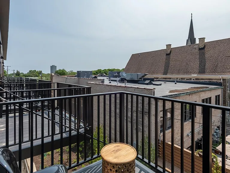 2557 S Kinnickinnic Ave #303 — Photo 9