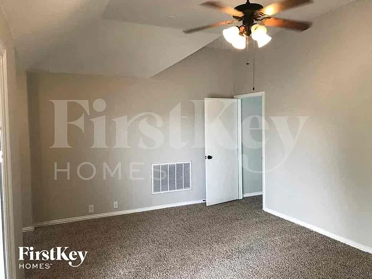 612 Celeste Ln — Photo 9