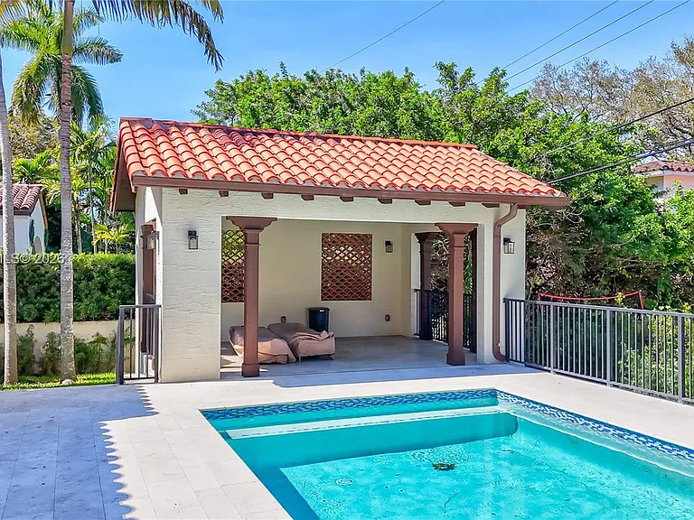 519 Alhambra Cir — Photo 28