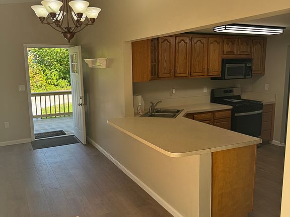 3rd image of 625 Moore Rd