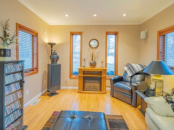 2nd image of 1575 Scully Rd