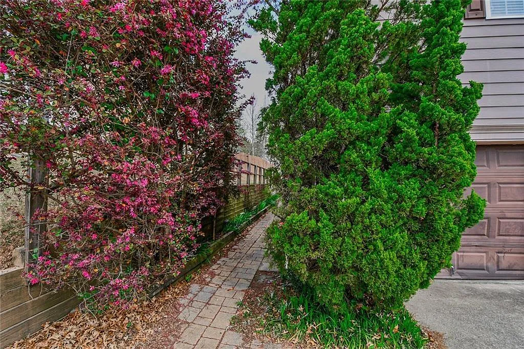 4 bed, 2.5 bath, 2290 sqft, $2,550 — Photo 4