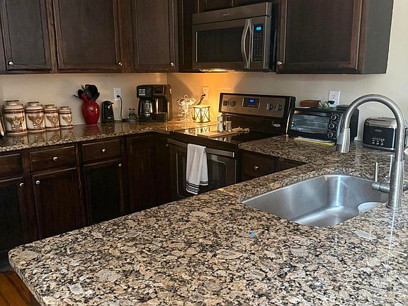 5th image of 823 Sunset Dr