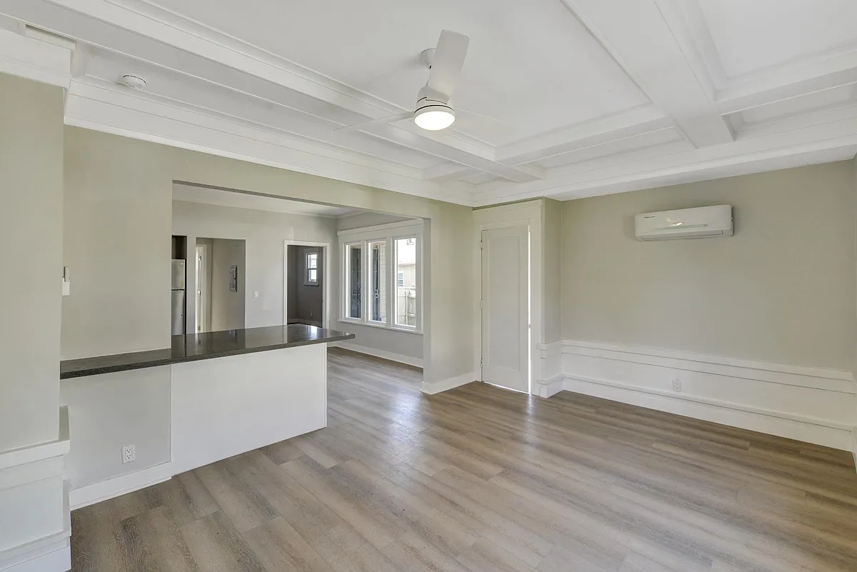 Building Photo - 1048 E 5th St #2