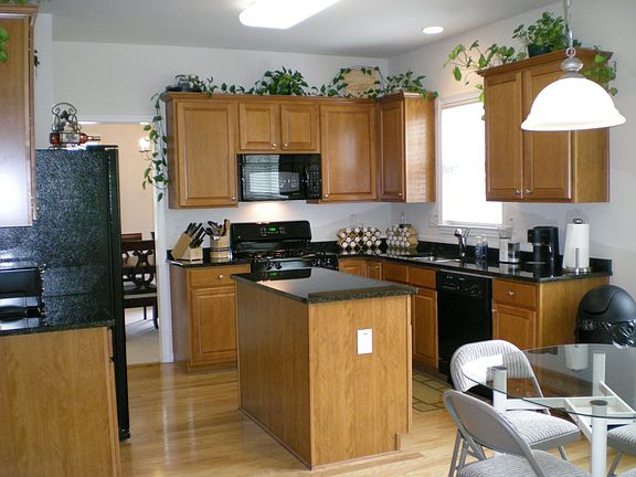Kitchen w/ Granite Countertops