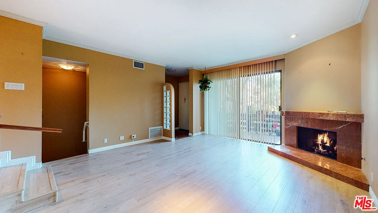 3 bed, 3.0 bath, 1919 sqft, $4,300 — Photo 4