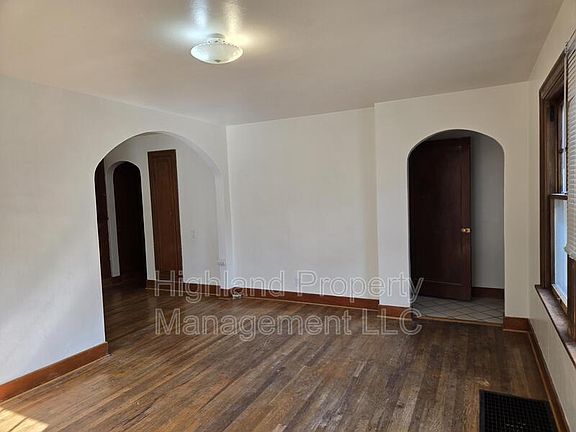 5th image of 322 W Main St