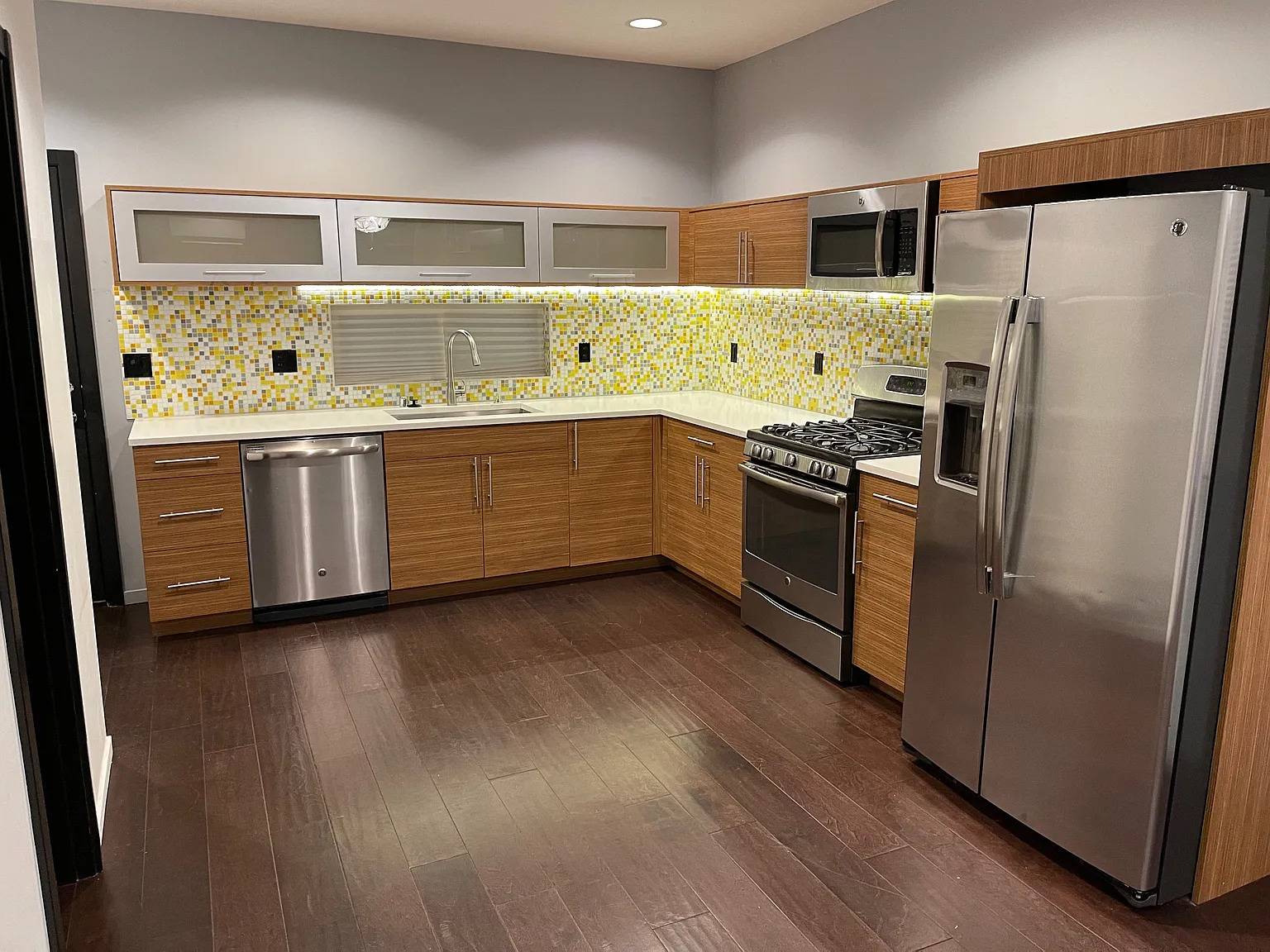 3 bed, 2.5 bath, 1600 sqft, $4,395 — Photo 3