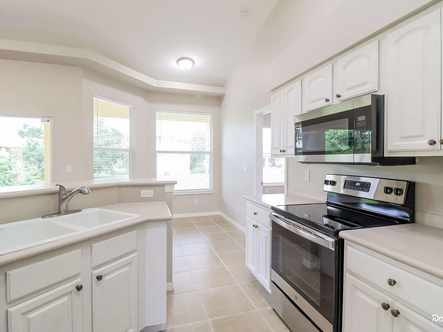 3 bed, 2.0 bath, 1501 sqft, $2,035 — Photo 2