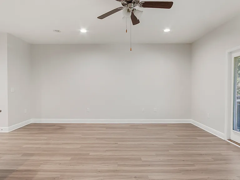 1881 Pointe Dr — Photo 9
