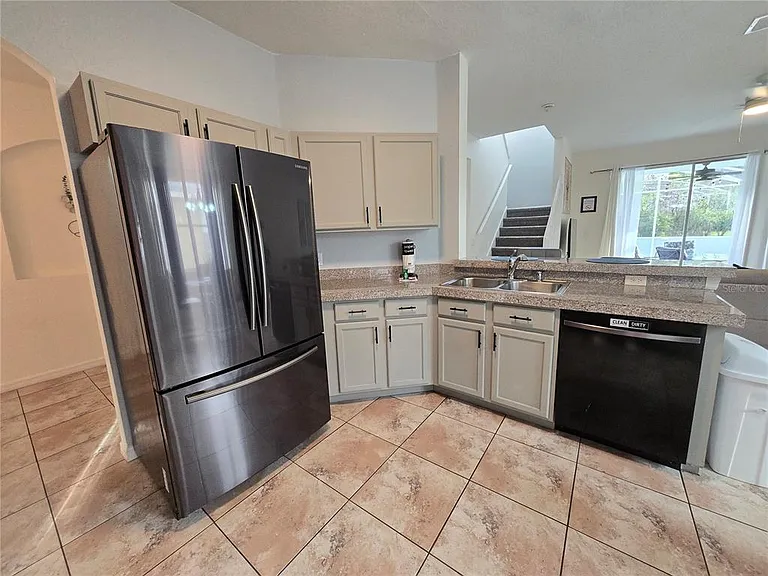 930 Oxford Dr — Photo 5
