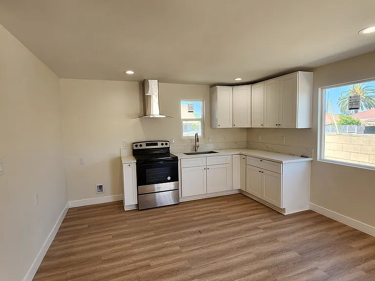 915 W 8th St #2 — Photo 4