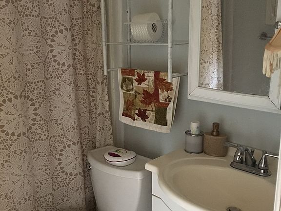 Updated bath, deep soak tub