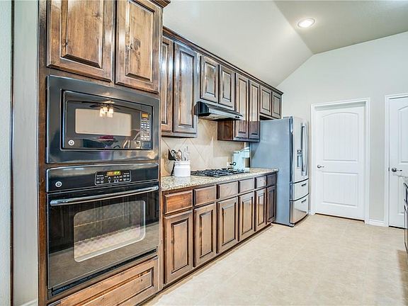 5th image of 1009 Kerrville Way