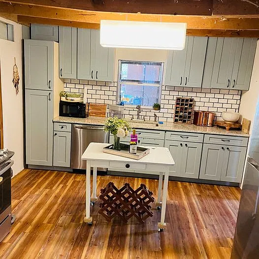 3 bed, 1000 sqft, $2,100 — Photo 3