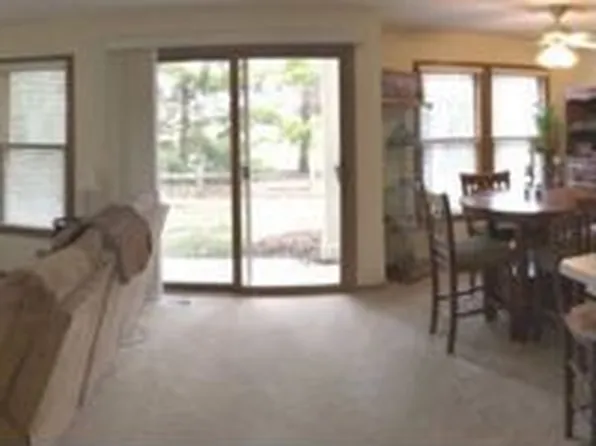 251 University Ln Unit 10-1, Elk Grove Village, IL 60007