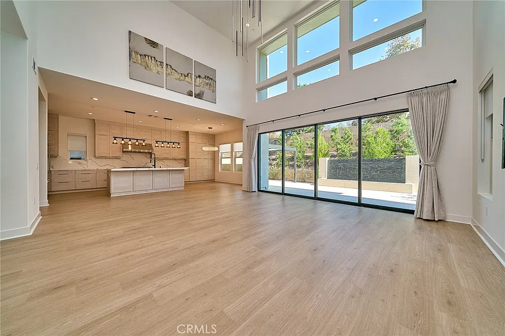 6 bed, 3892 sqft, $11,000 — Photo 2