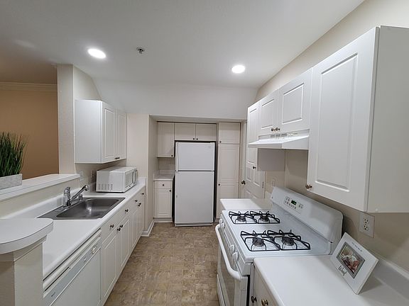 5th image of 12818 Fair Briar Ln