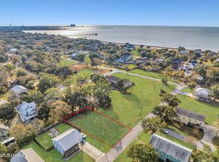 906 12th St, Pascagoula, MS 39567