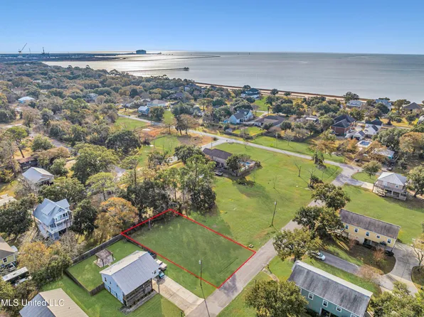 906 12th St, Pascagoula, MS 39567